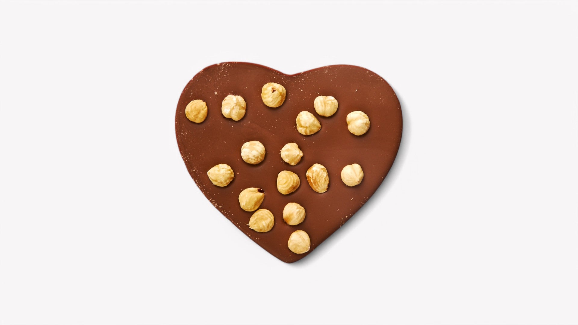 טבלת שוקולד בלגי מריר בצורת לב עם אגוזי לוז שלמים