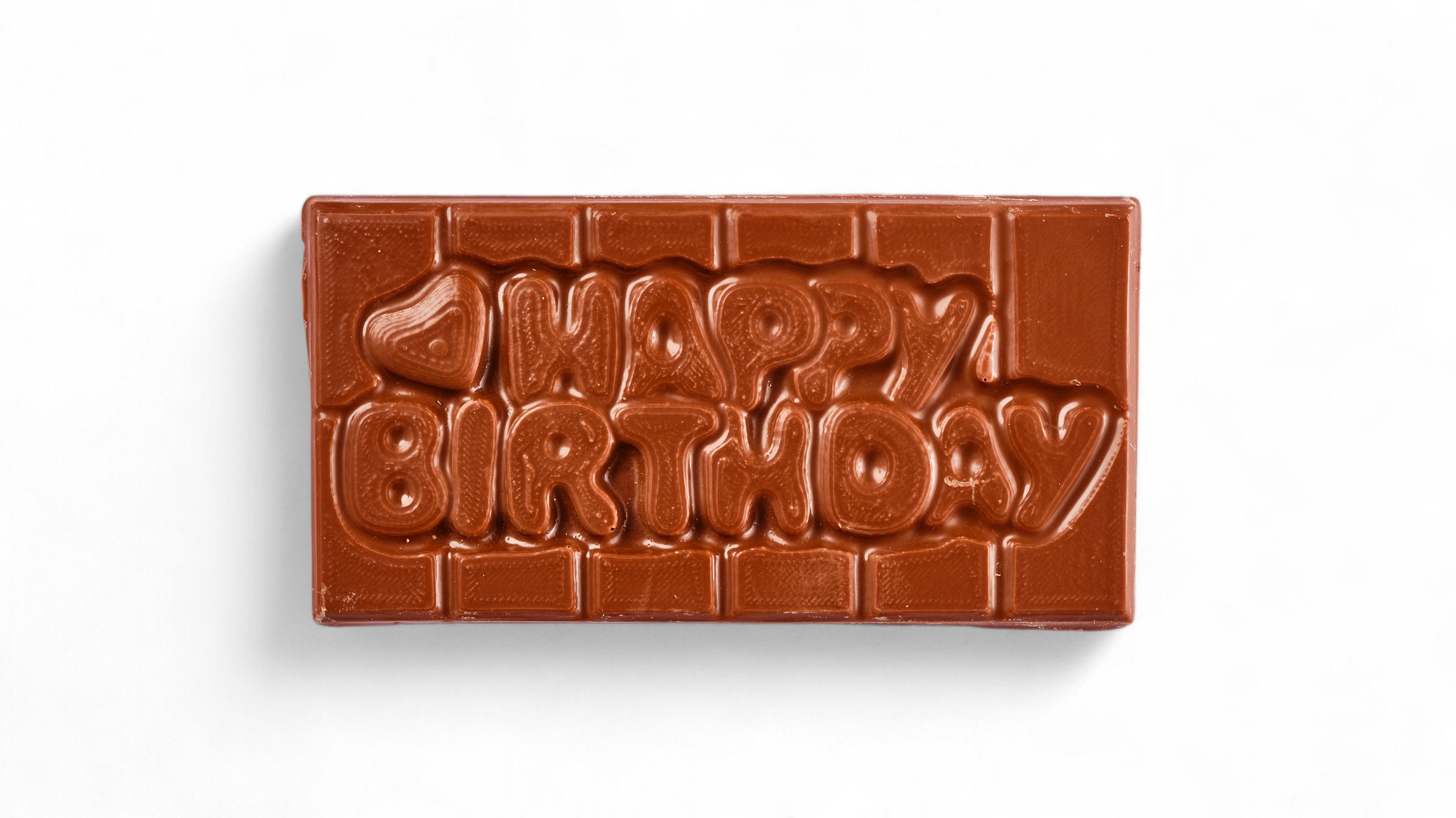 טבלת שוקולד עם כיתוב בהטבעה HAPPY BIRTHDAY