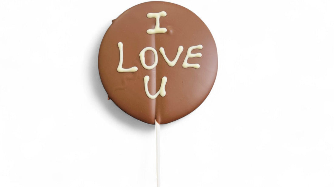 לקקן ענק על מקל עם כיתוב בזילוף I LOVE YOU