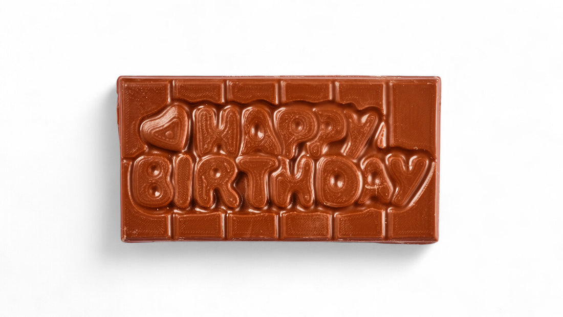 טבלת שוקולד עם כיתוב בהטבעה HAPPY BIRTHDAY